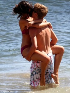 justin_bieber_selena_gomez_kissing_hawaii_342x456.jpg